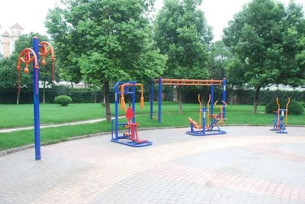 老年朋友請(qǐng)留意 小區(qū)健身器使用需謹(jǐn)慎，科學(xué)鍛煉保健康